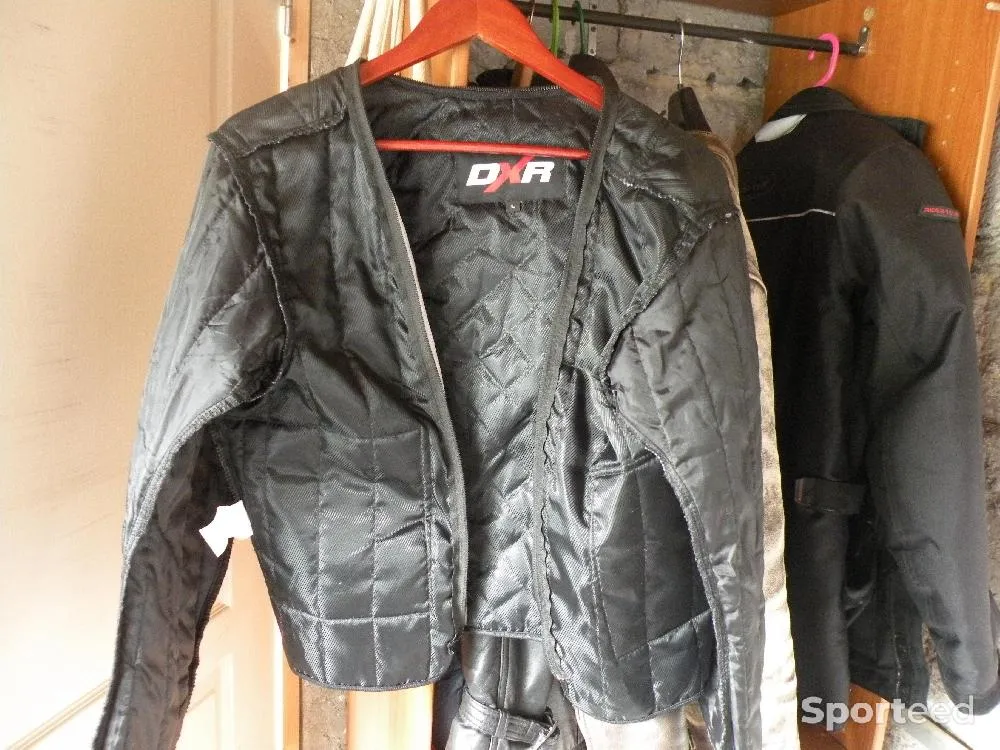 BLOUSON MOTO CUIR NOIR  d'occasion Ajouté le : 21/05/2024