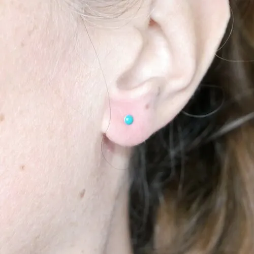 Boucles d'oreilles puces minimalistes en argent 925/1000 et résine turquoise collection niji