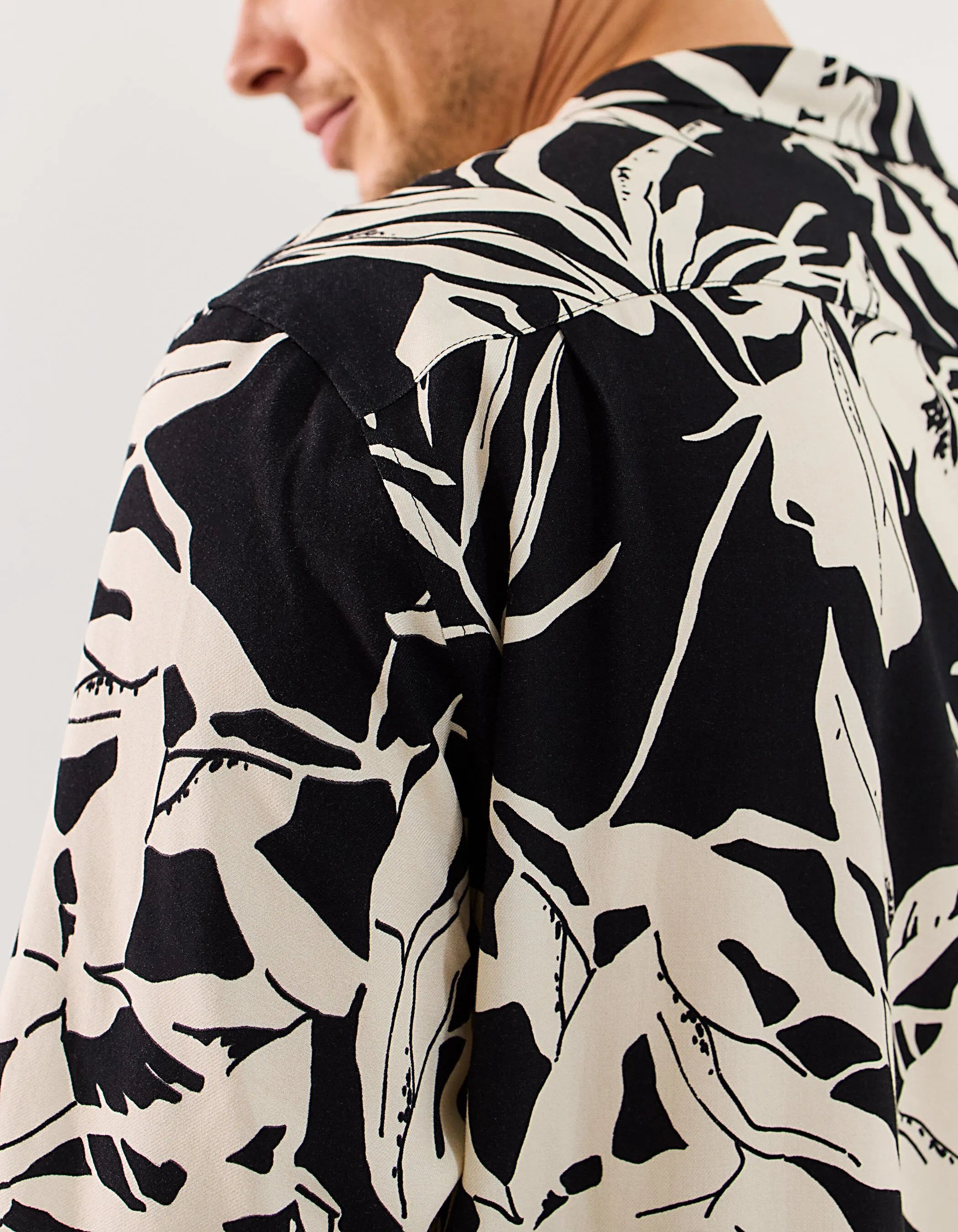 Chemise REGULAR noire Ecovero® fleurs blanches Homme