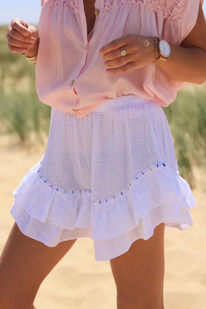 Jupe short blanc en gaze de coton à volants fils multicolores