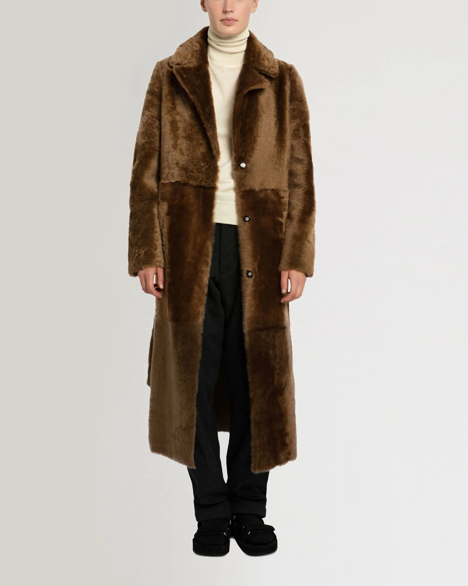 Manteau long ceinturé en peau lainée réversible