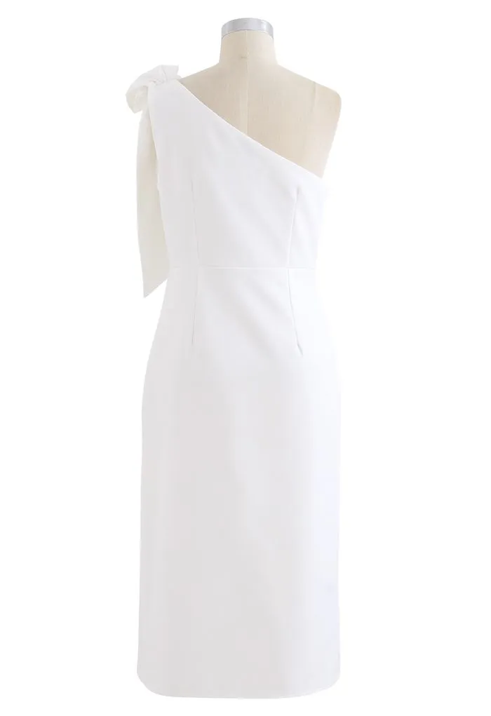 Robe droite fendue oblique à bretelles et nœud en blanc