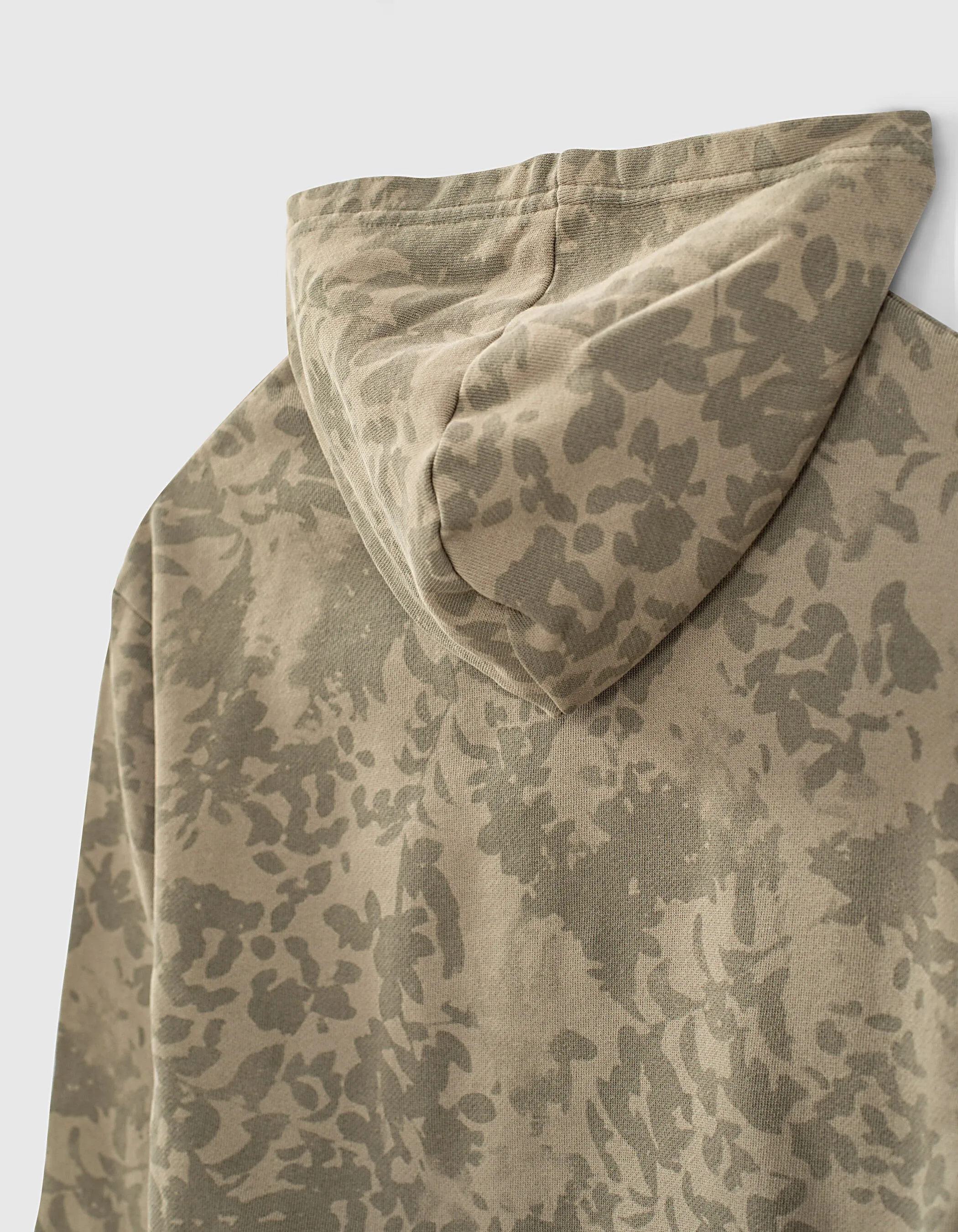 Sweat kaki à motif camouflage feuilles garçon